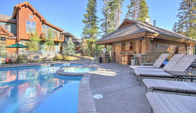 Luxury 1BR MTN Thunder ski-in condo w/hot tubs & pools - walk to & gondola!