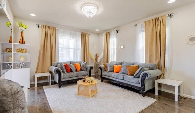 LUXURY 4BR + 2 CAR GARAGE RETREAT IN PRIME LOCATION.DENVER
