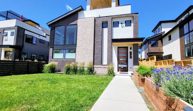 Luxury 4BR/4BA Denver Rooftop Fire Pit Skyline Views Near Broncos, Red Rocks