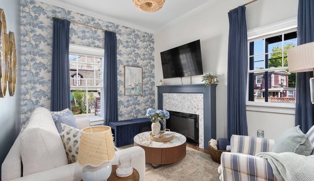Luxury condo in the heart of Newport, walk everywhere