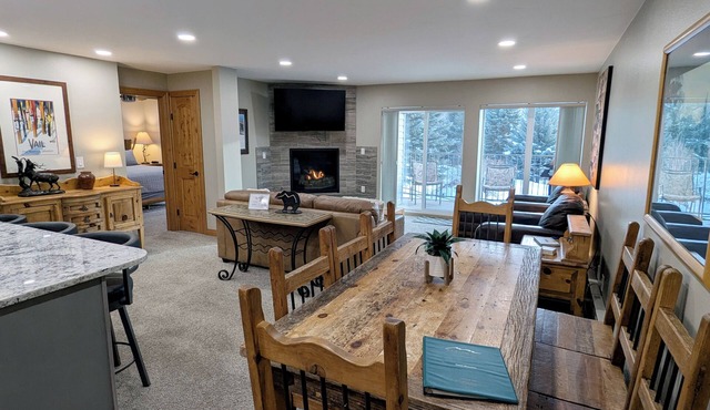 Luxury Condo w/FREE WiFi, Parking, Heated Pool, Hot Tubs, Skier Shuttles