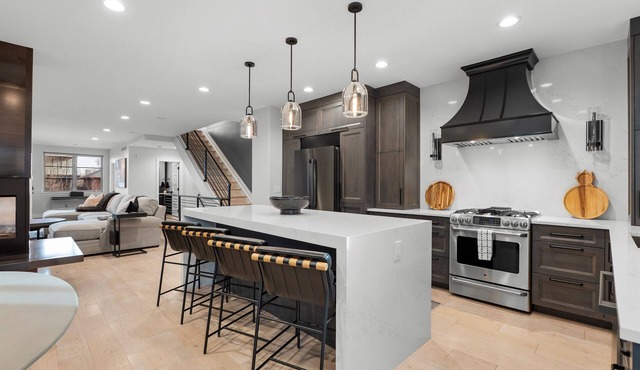 Luxury Home, 0.7 miles from Mile High! Sleeps 10
