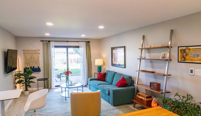 Luxury King Suite: Private, Secure and Comfortable with Lake and Mountain Views