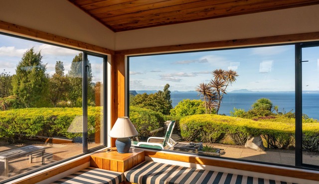 Luxury lodge with expansive views of Lake Taupo - private and quiet. in Pukawa