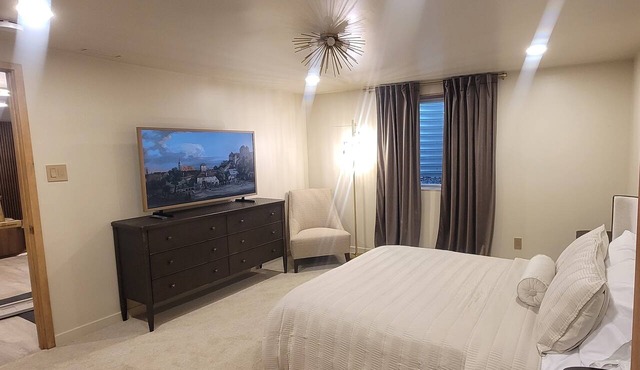 Luxury Remodel - Entertainers Dream - 5 mi to Red Rocks - 4bed/3ba
