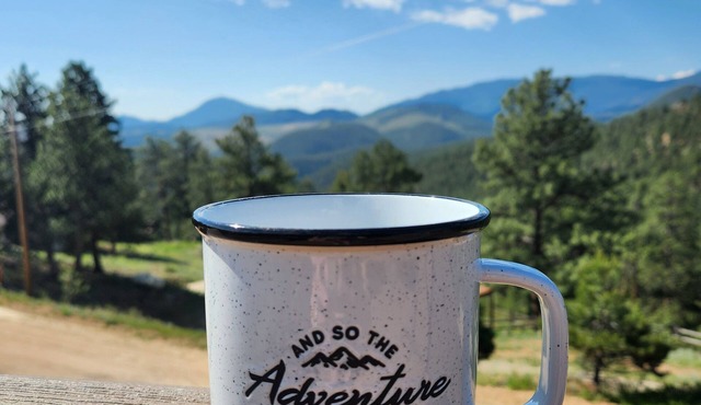 Magpie Perch 3-bedroom cabin with mountain views in Bailey, Colorado