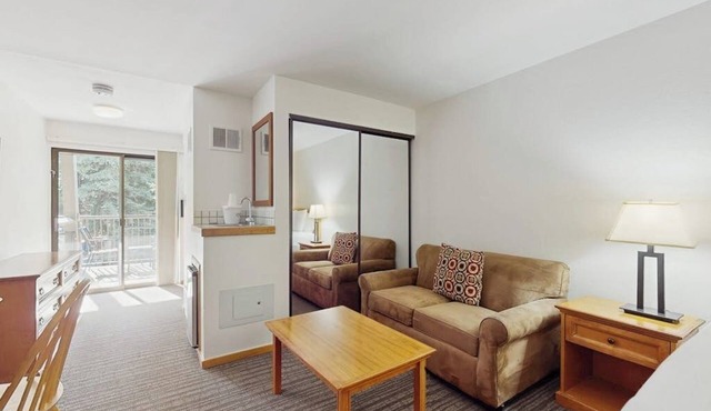 Main Street room - pool & hot tub - walk to lifts, dog-friendly, balcony