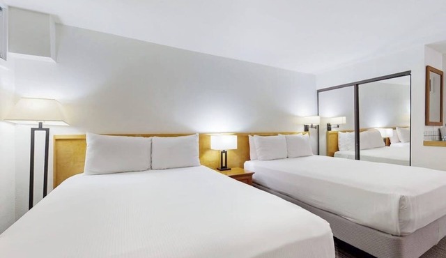 Main Street studio - pool & hot tub - walk to lifts, dog-friendly, ground-floor