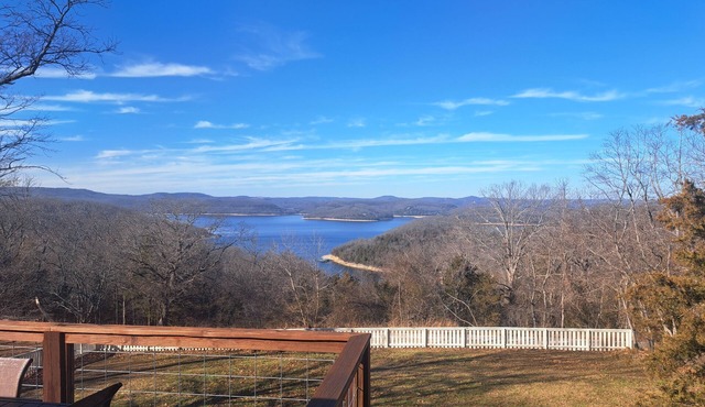 Majestic Mountain, spacious home close to Eureka Springs, Lake view!