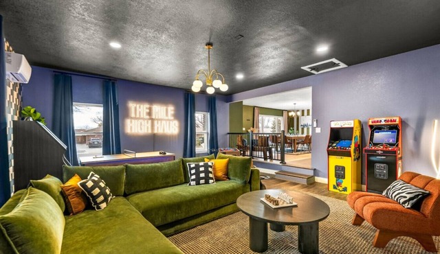 Marigold Getaway | 5BR | Hot Tub + Prime Location