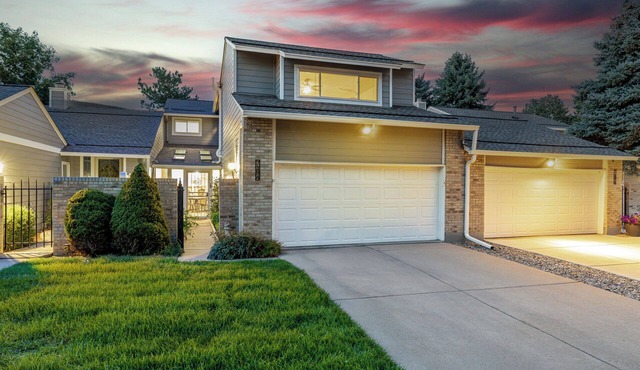 Marvelous 4-bedroom townhome with Hot Tub and Pool Table/Game Room in Centennial