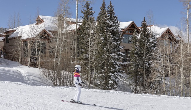 MEADOWS RUN MODERN- Effortless ski access, hot tub, and San Sophia views