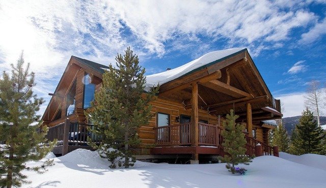 Miles Behind Log Cabin Secluded Log Cabin on 40 Acres pet friendly & hot tub in Tabernash