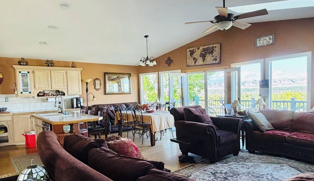 Million Dollar View, seasonal pool, close activities w/in 2-5 miles. Yes, pets!