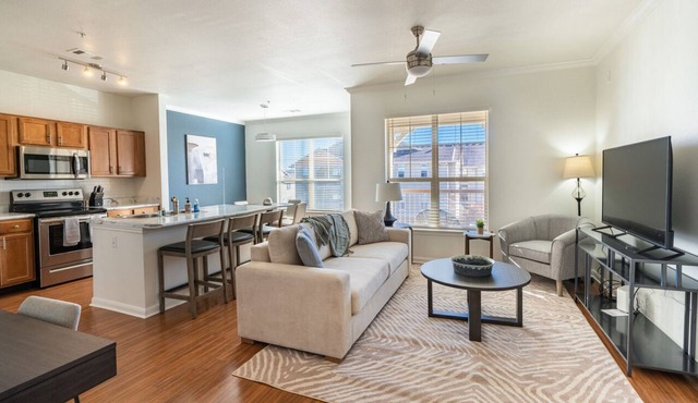 Minutes from USHealth Clinic! Washer/Dryer,parking, pet friendly & all amenities