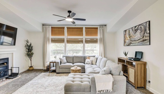 Minutes to hot springs, trails & town in this spacious Buena Vista retreat