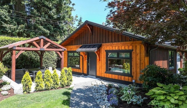 Modern 2BR oceanfront apartment for sun, ski or mountain biking! in Courtenay