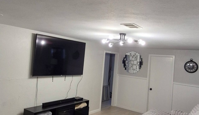 Modern 3BR 2 bath, Workout Room Huge Yard Central Location in Montrose