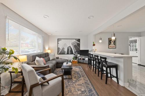Modern 4BR Retreat Private Yard - 10 Min to DEN