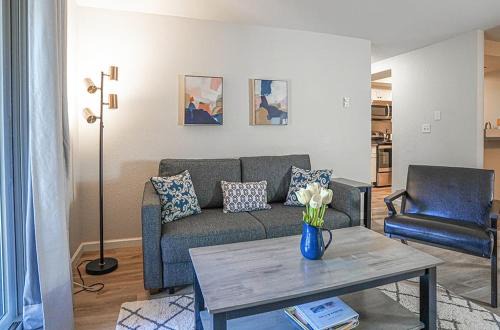 Modern Cozy next to Microsoft, Queen Bed, Parking