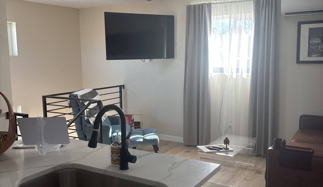 Modern Denver Guesthouse in the Art District – Private Suites, Walk to Downtown