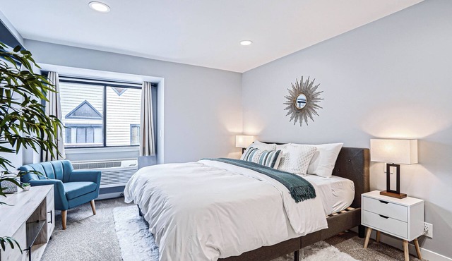 Modern DTC King Studio with Wet Bar, Pool, Light Rail