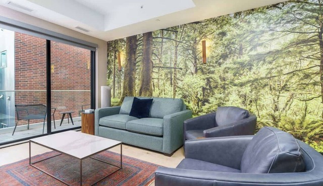 Modern & Luxe Flat on Trendy Tennyson Street