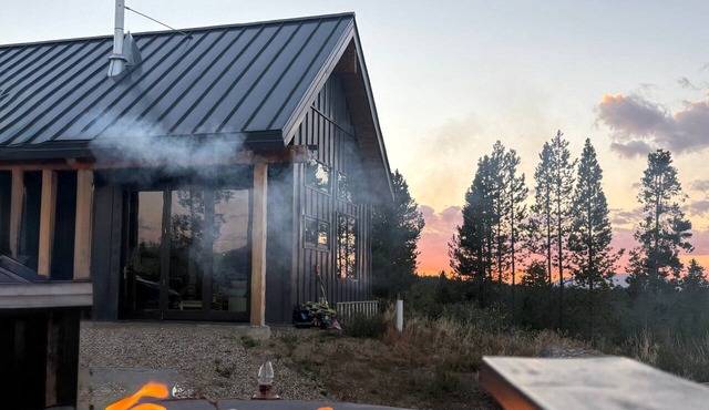 Modern off grid cabin with stocked kitchen & private mountain view- dog friendly in Tabernash