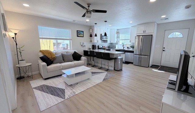 Modern Private 2BR Guest House. 10-Min Drive to Downtown Denver. W&D+Parking