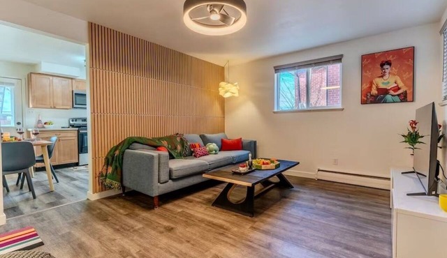 Modern, Quiet Park-side Retreat, Pets, Hot Tub near Olde Town