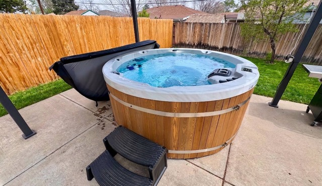 Modern Retreat w/Hot Tub, Peloton, Gym, and BBQ