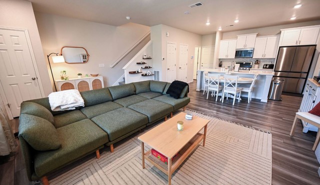 Modern Townhome Near Airport & Gaylord