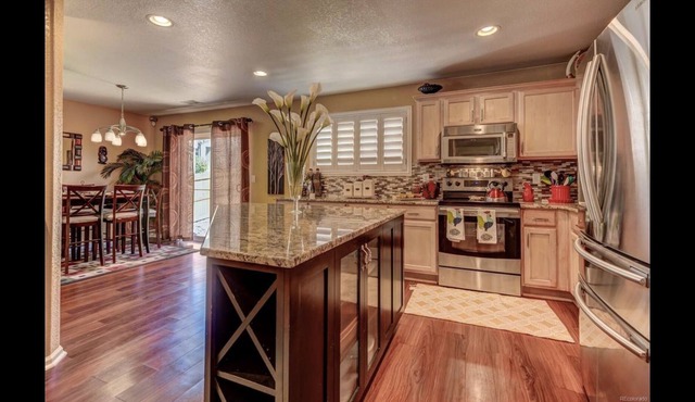 Modern townhouse located right off of 470 sleeps 8