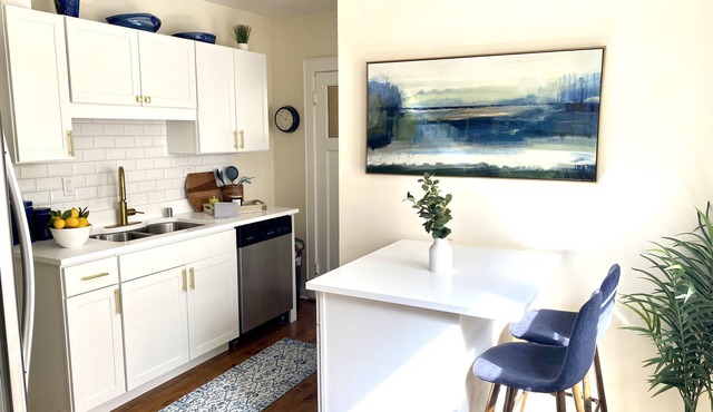 MONTHLY ONLY. DOCS, TRAVEL NURSES, PROFESSIONALS, RELOCATION! Great location! in Milwaukee