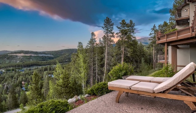 Moose on the Loose: Private Hot Tub, Mountain Views, Quick Ski Access