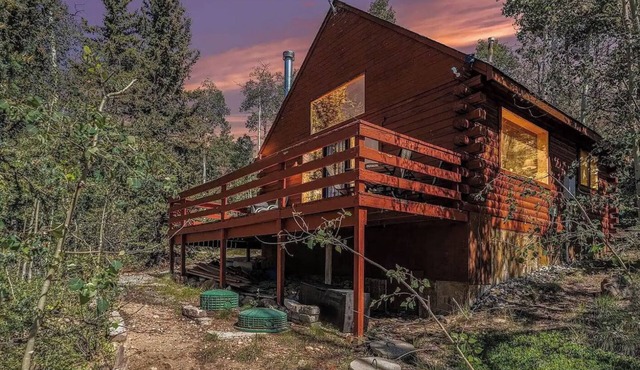 Mountain Cabin surrounded by woods and views + Hot Tub