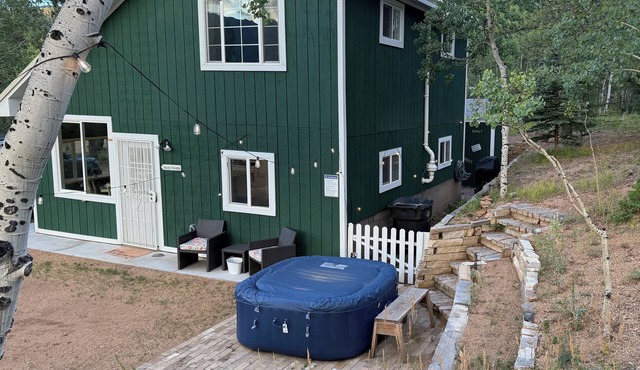 Mountain Escape Cabin with hottub. Pet Friendly!