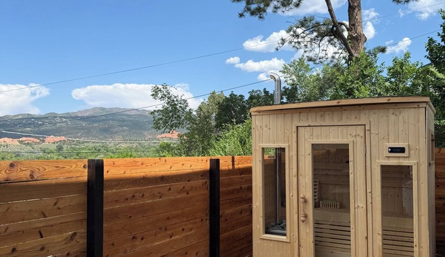Mountain Greenery & Private Sauna w Stunning Pikes Peak Views