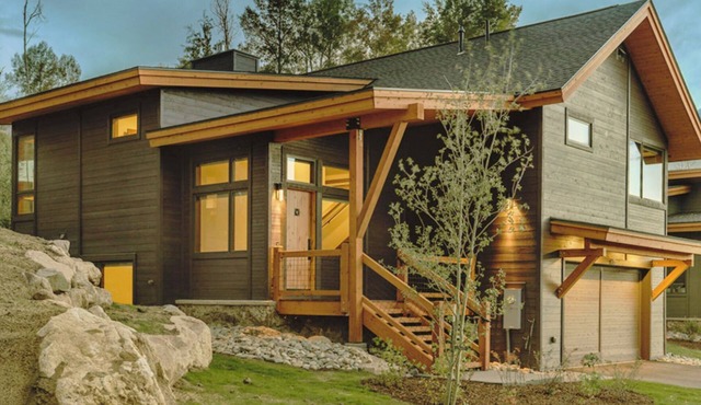 Mountain Modern Home in Summit Sky Ranch. Pool, hot tubs, close to skiing in Silverthorne