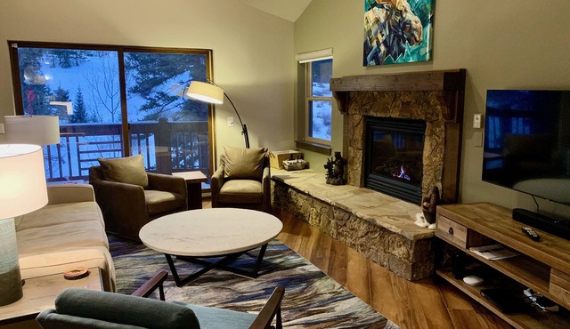 Mountain Modern Ski in Ski Out 3BR Condo; Clubhouse w/Pool & Hot Tubs