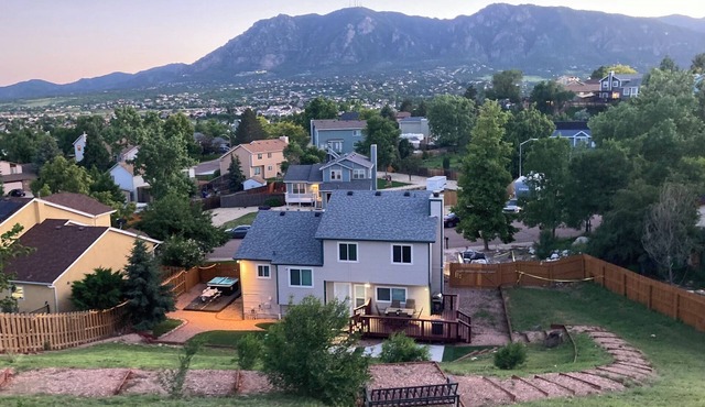 Mountain-View 5BR Retreat: Gym, Hot Tub, BBQ, Firepit, Playground, Sleeps 12