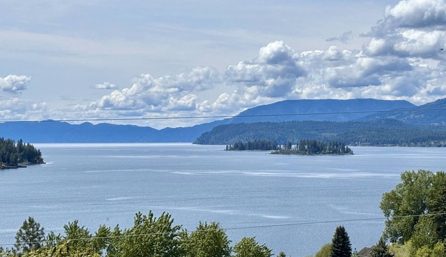 New! Charming Blue Haven Cottage with Amazing Lake Pend Oreille Views! in Hope