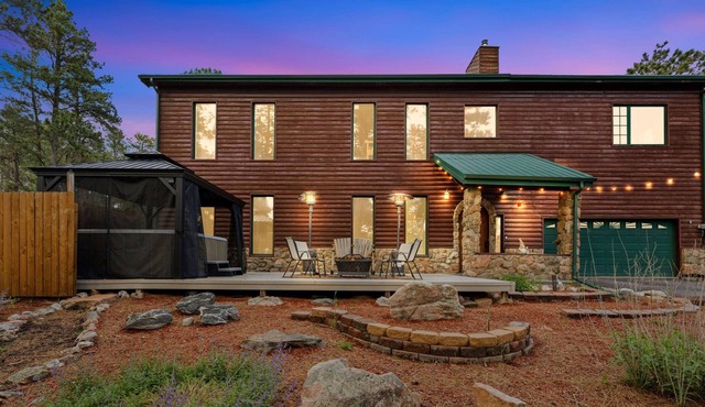 New. Elegant Colorado Cabin. Hot Tub. Gourmet Kitchen Lots of room