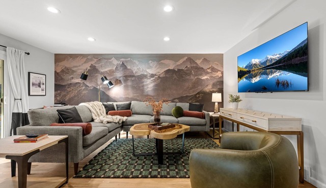 New! Highline Haus | Walk to Shows | Billiards, Hot tub, Theater
