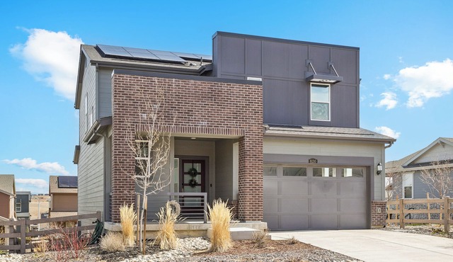 New Modern Retreat w/Mountain Views, Fire Pit + Deck