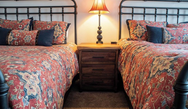 New pet-friendly, gorgeous cabin with AC and WiFi at Tiny Timbers Resort