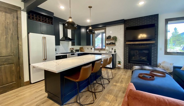 NEW! Townhome | Private Hot Tub | Fire Pit | Keystone Lake | Close to Mountain