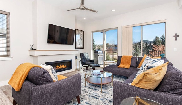 Newly Built, Modern Condo w/Hot Tub& Large Balcony
