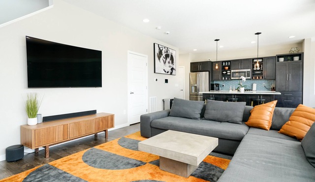 Newly Furnished Modern Executive Rental - 30+ Day Stays - Private Hot Tub