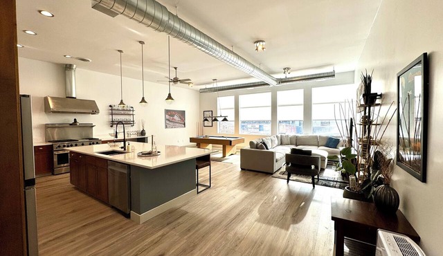 Newly Renovated 4 Bedroom Loft & Private Balcony